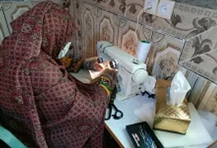 تولید روزانه ۶۰۰ ماسک و دستکش در دلگان
