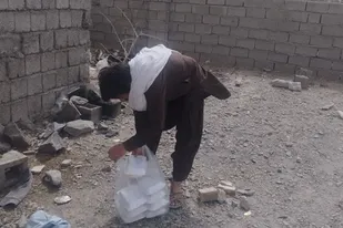 بسته معیشتی و غذای گرم در مناطق روستایی ناهوک توزیع شد