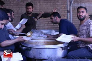 پخت ۲۰۰۰ پرس غذای گرم توسط جهادگران گروه جهادی عمار و توزیع در مناطق محروم اهواز
