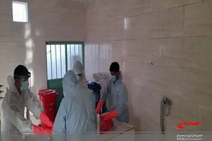 بسیجیان پایگاه شهید محمدزاده جهت تغسیل اموات کرونایی به کمک کارکنان بهشت محمد ص زاهدان شتافتند