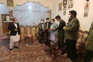 ازخانواده شهدا توسط حوزه مقاومت بسیج حضرت امام خمینی در زاهدان دیدار شد