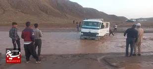 شهروندان گرفتار شده در سیلاب سلامی شهرستان خواف به مکان امن منتقل شدند+عکس