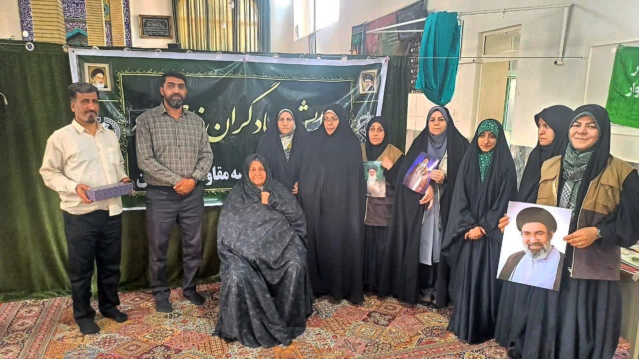 ارائه خدمات جهادی بانوان بسیجی در روستای سرکوبه از توابع شهرستان خمین
