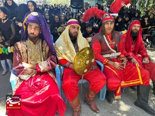 استقبال مردم چناران از مراسم تعزیه&zwnj;خوانی حضرت ابوالفضل (ع)