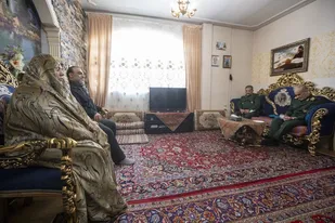 دیدار سردار سلیمانی با خانواده شهید محمدیان