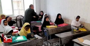 اهداء ٢٠٠ بسته لوازم التحریر بین دانش آموزان حاشیه شهر مشهد + عکس