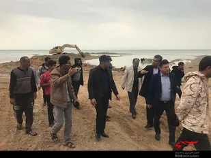 احداث کانال خاکی برای پهلوگیری قایق&zwnj;های صیادی روستای گلستان