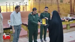 تجلیل از نفرات برتر و داوران مسابقات تیراندازی بسیج کرمان
