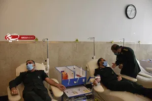 اهدا خون سردار ملک شاهکوهی و جمعی از معاونین سپاه استان