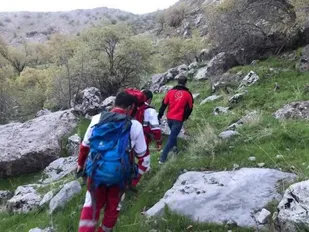نجات ۲ فرد گیر افتاده در ارتفاعات منطقه پشته ارشت شهرستان بدره