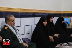 دیدار سحر امامی و مسئولان دشت آزادگان با خانواده شهید درچال مزرعه پدر ۸ شهید دفاع مقدس