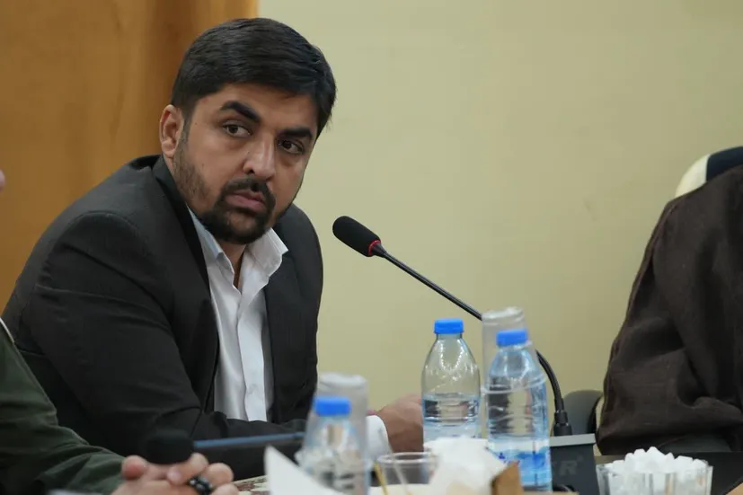 تبریک معاون روابط عمومی سپاه لرستان به خبرنگار برگزیده جشنواره ابوذر