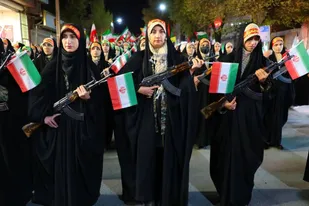 دختران جان&zwnj;فدای مسلح ایران در شهرکرد+ فیلم
