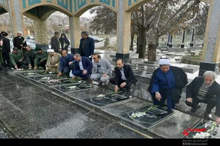 غبارروبی و عطرافشانی گلزار شهدای ملایر به&zwnj;مناسبت دهه فجر