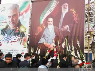 تمثال مبارک حضرت امام خمینی(ره) در چادگان گلباران شد/تصاویر