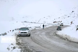 امدادرسانی به ۴۰ خودرو گرفتار برف در سراب