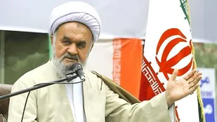 رهبر انقلاب با قدرت سکان هدایت کشور را در اختیار دارند