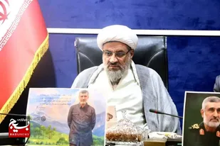 بسیجی کسی است که دل در گرو انقلاب و نظام دارد
