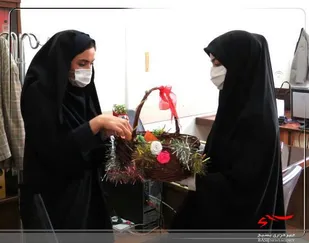تکریم و اهدای گل به کارکنان خواهر ادارات خراسان شمالی