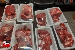 توزیع ۲۰ بسته گوشت گرم بین خانواده&zwnj;های کم برخوردار