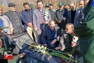 عطرافشانی و غبارروبی گلزار شهدای شهر بهار به مناسبت هفته بسیج