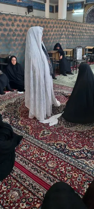 آموزش رایگان دوخت چادر / توزیع کمک&zwnj;های مومنانه و نقدی بین خانواده&zwnj;های نیازمند