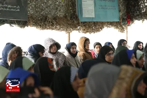 حضور دختران دانش آموز بر روی ناو ایرانی در جریان اردوهای راهیان پیشرفت و امید