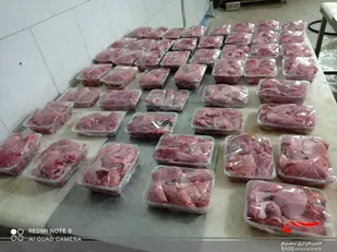 80 بسته گوشت قرمز بین خانواده های نیازمند حاشیه شهر بجنورد توزیع شد