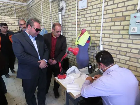 بازدید فرماندار فراهان از کارگاه تولید ماسک در فراهان+تصاویر