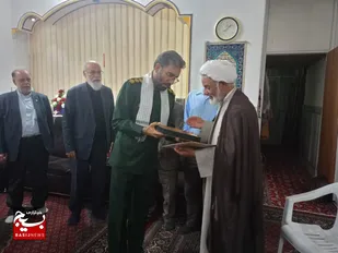 تجلیل از خانواده شهیدچاری علی آبادی در زاهدان