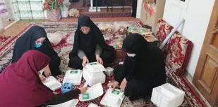 طبخ و توزیع  350 گرم غذای گرم بین نیازمندان در تفت