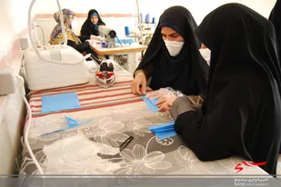 فعالیت زنان جهادی همدانی در کارگاه&zwnj;های تولید گان و دستکش