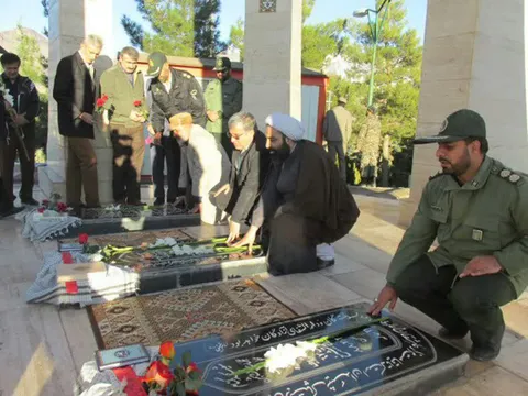گل افشانی قبور شهدای تفرش