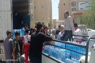 توزیع آب معدنی به همت بسیجیان همدانی