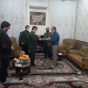 تجلیل از خیّرطرح مواسات و همدلی پایگاه مقاومت امام حسن عسکری (ع) بافق