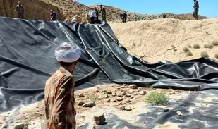 بازسازی استخر ذخیره آب توسط گروه جهادی بسیج در روستای گیفان