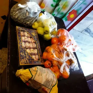 تقدیم 300 پرس غذا و 80 بسته میوه به نیازمندان