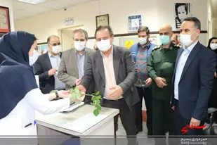 اهدای شاخه گل و تبریک روز پرستار به پرستاران ساوجی