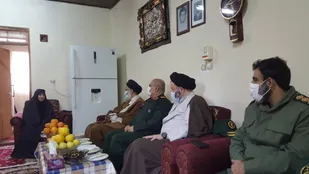 فرمانده سپاه قدس گیلان با مادر شهیدان حسینی در بندرانزلی دیدار کرد