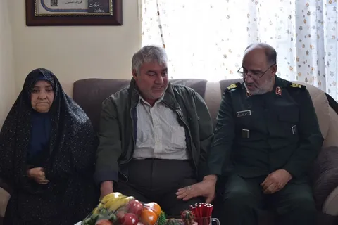 دیدار فرمانده سپاه روح الله و مسئولان محلات با خانواده «شهیدان اسماعیل وابوالفضل حیدری»