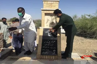 غبار روبی مزار شهید پدندر در دومین روز از دهه مبارک فجر در نگور چابهار