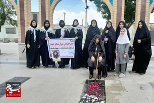 روایتگری مادر شهید &laquo;درخشان&raquo; برای دختران جوان صالح آبادی در مزار فرزندش+تصاویر