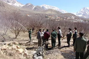 سم پاشی رایگان باغات کشاورزان زلزله زده سی سخت توسط بسیج جامعه کشاورزی
