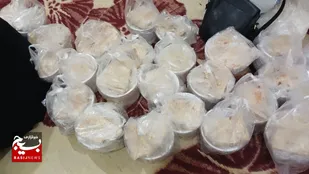 پخت و توزیغ 100پرس غذای نذری در روستای ده چشمه