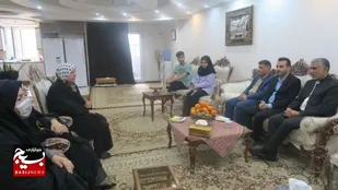دیدار معاون پرورشی و فرهنگی اداره کل آموزش و پرورش خوزستان با خانواده شهدای مدافع حرم و خانواده پیشکسوتان امور تربیتی