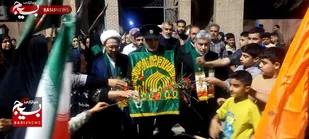 عطر حرم امام رضا (ع) در شهر صالح&zwnj;شهر پیچید / استقبال پرشور مردم از پرچم مطهر رضوی با تجلیل از خانواده شهید