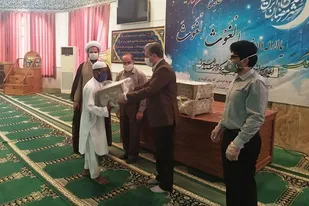اهدا قرآن به کارکنان دانشگاه علوم دریایی چابهار