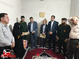 تجلیل از خانواده شهید جمعه احمدی در شهر هنگویه به مناسبت هفته دفاع مقدس
