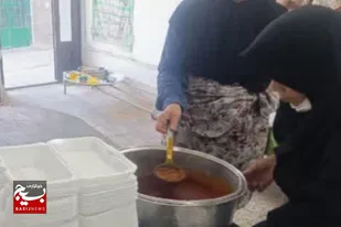 خدمتی جهادی با توزیع غذای گرم در سرخه