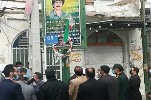 نثار گل به اولین شهید انقلاب فسا در آغازین روز دهه فجر